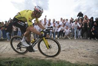 Van Aert vuela en el Parque de las Aves, Baudin sigue líder