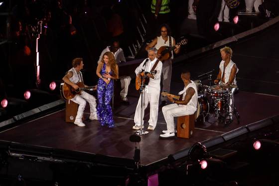 Copacabana se rinde ante Shakira cantando al lado de figuras icónicas de Brasil