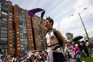 Centenares de colombianas se manifiestan en Bogotá en rechazo a violencia contra mujeres