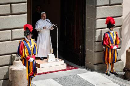 El papa pide no olvidar a quienes "sufren y mueren" por las guerras