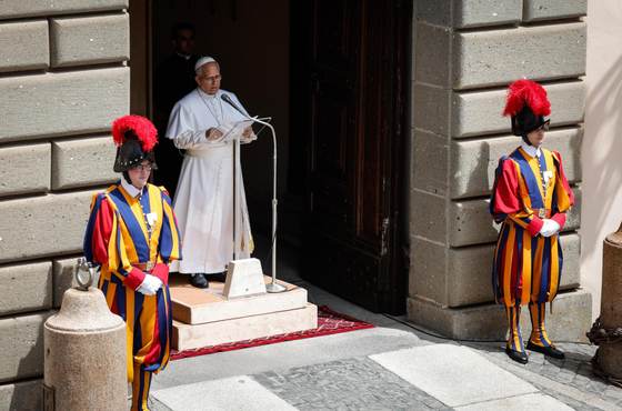 El papa pide no olvidar a quienes "sufren y mueren" por las guerras