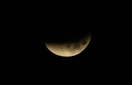 Un eclipse lunar total deja una 'Luna de sangre' desde Japón hasta América