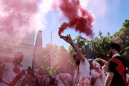 Dos detenidos tras enfrentamiento entre aficionados rayistas e ingleses en Leipzig