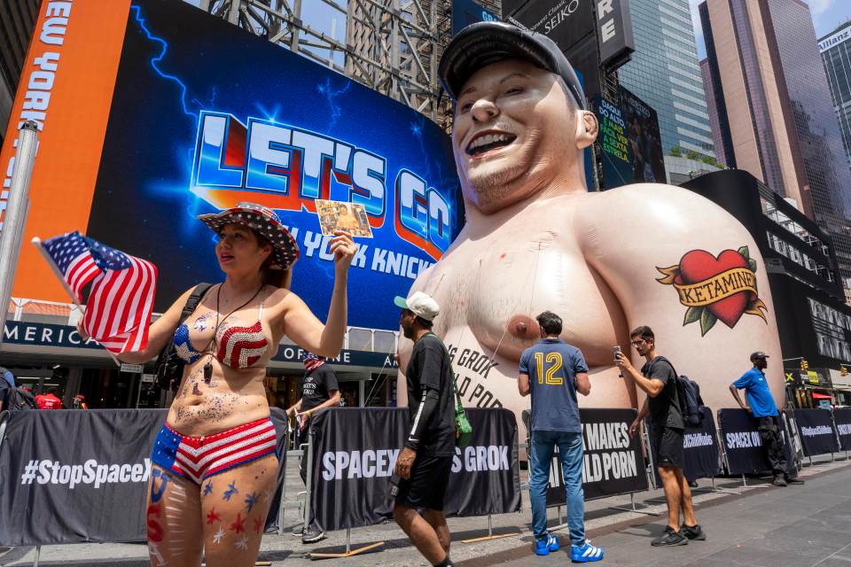 Un Musk gigante toma Times Square como protesta contra pornografía generada con IA