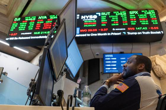 Wall Street cierra mixto, pero el Dow Jones logra récord y roza los 52.000 puntos