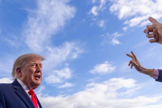 Trump dice que puede haber ido "demasiado lejos" y ya no sabe con quién negociar en Irán