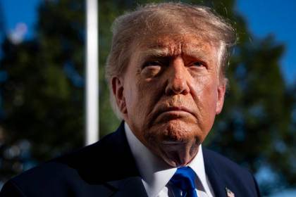 Trump llama "estúpido" a Obama por burlarse de sus reformas en la Casa Blanca
