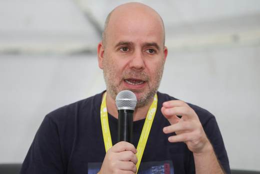 El podcastero español Javier Peña cree que la literatura oxigena frente al ruido digital
