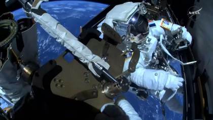 Astronautas concluyen paseo espacial de seis horas y media para instalar una antena en EEI