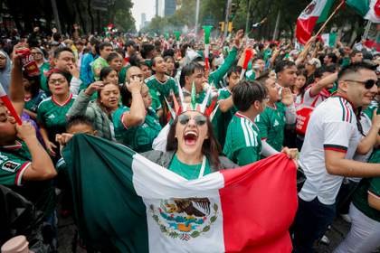 Ni la lluvia interrumpe los festejos en México tras triunfo en primer partido del Mundial