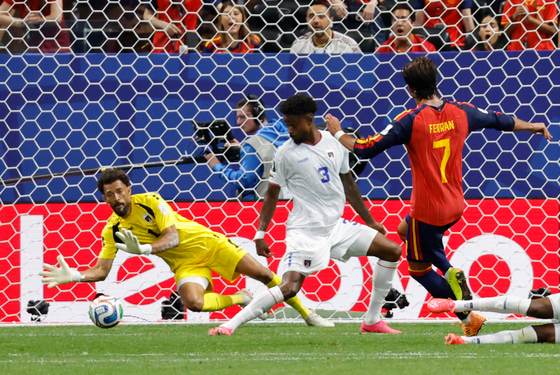 España: líder en pases, colista en goles