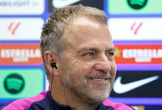 Flick: "No es normal ganar dos Ligas seguidas en España y ese es nuestro objetivo mañana"