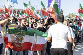 Protestas y una afición dividida marcan el estreno de Irán en el Mundial