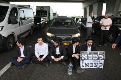 Judíos ultraortodoxos bloquean una autopista en Israel por el arresto de un desertor