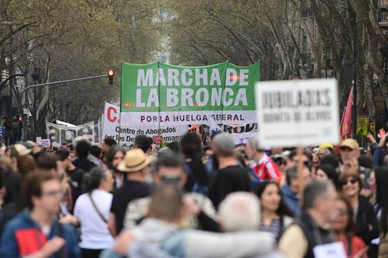 Miles acuden a 'la marcha de la bronca' en Buenos Aires contra plan económico de Milei