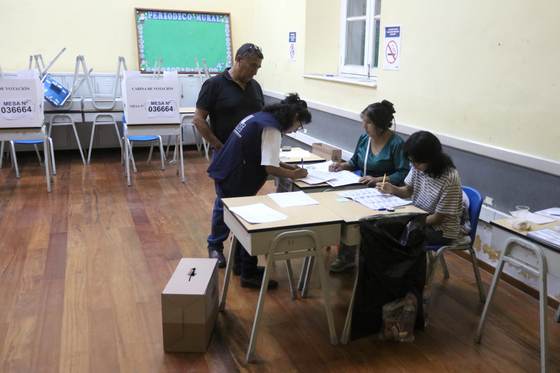 Perú extiende votación al lunes en mesas que no abrieron por falta de material electoral