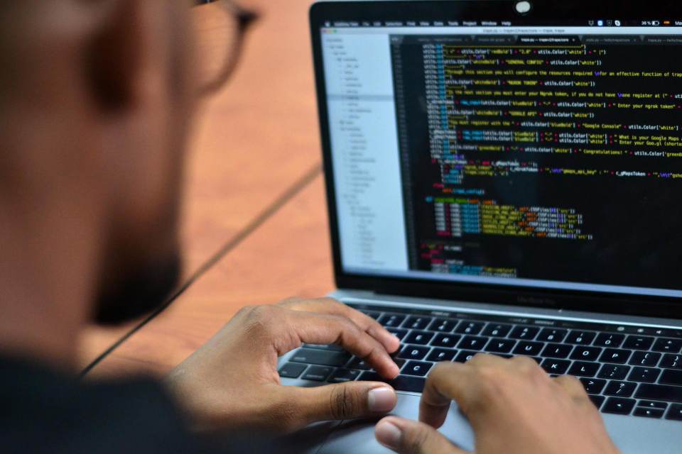 Empresas de ciberseguridad advierten riesgos por implementación de la IA en organizaciones