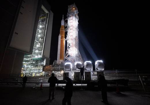 Cohete de la misión lunar Artemis II inicia el traslado hasta la plataforma de lanzamiento