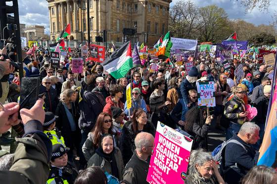 Decenas de miles de personas se manifiestan en Londres contra la extrema derecha