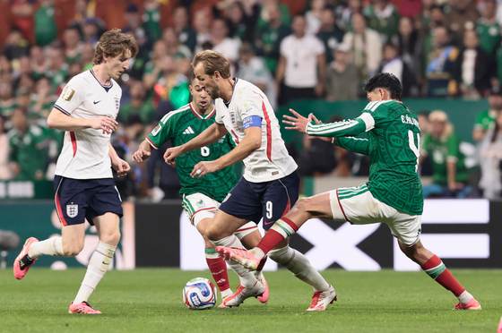 2-3. Inglaterra resiste el acoso de México y se clasifica a los cuartos de final