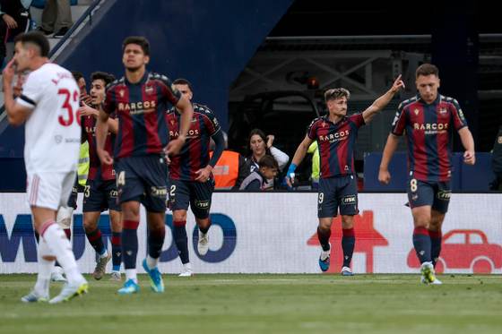 2-0. Un doblete de Iván Romero hace soñar al Levante y complica la vida al Sevilla