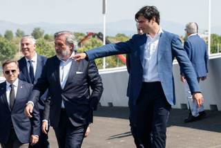 El Madring iza la bandera del Gran Premio de España, con Carlos Sainz como embajador