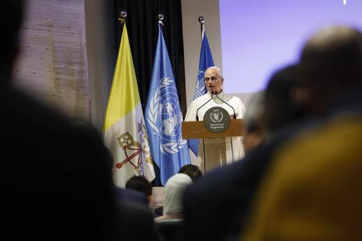 El papa advierte a los jóvenes de la adicción al teléfono móvil y pide que pongan límites