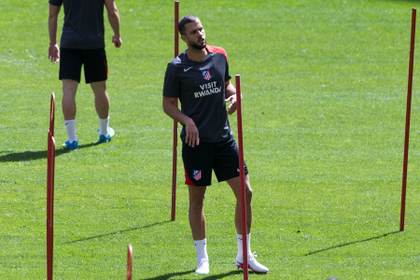 Giménez y Barrios, bajas; Lookman y Hancko, con el grupo