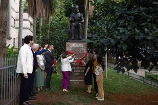 Una estatua de Miguel de Cervantes vuelve a engalanar una plaza del centro de São Paulo