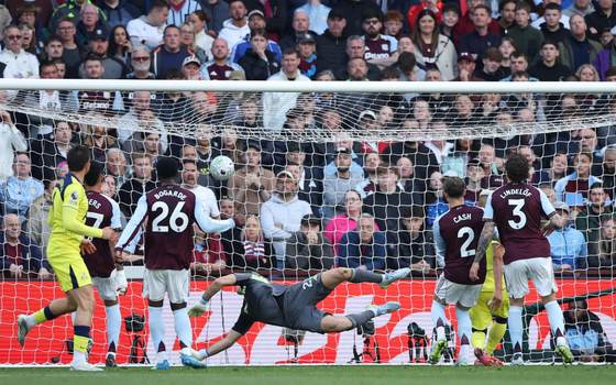 1-2. El Tottenham sale del descenso
