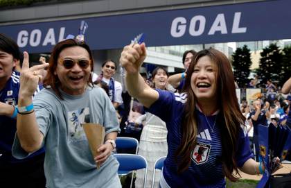 Miles de personas celebran en Tokio la goleada de Japón ante Túnez