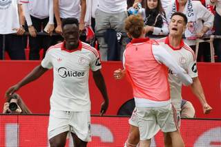 2-1. El Sevilla remonta, ve la luz y enreda al Espanyol