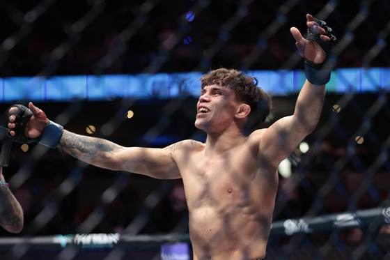 El inglés Kavanagh vence al mexicano Brandon Moreno por decisión unánime en la UFC