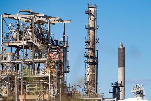 Un incendio en una de las principales refinerías de Australia amenaza el suministro local