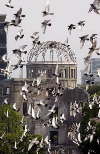 Iain MacGregor anima a cuestionar la bomba atómica en su libro 'Los hombres de Hiroshima'