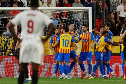 0-2. El Valencia, muy efectivo, toma oxígeno y deja muy tocado a un impotente Sevilla