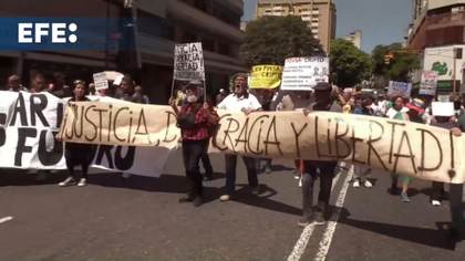 Los trabajadores protestan por salarios y chavistas marchan en Caracas contra sanciones