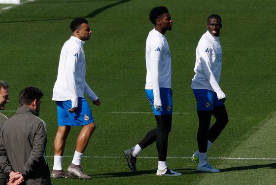 Mendy se entrena junto al grupo pero está prácticamente descartado para el Bayern