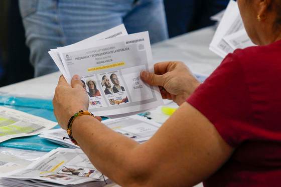 Escrutinio en Colombia avanza entre felicitaciones a De la Espriella y las dudas de Cepeda