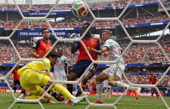 2-1. Mikel Merino no entiende de muros y lleva a España a semifinales