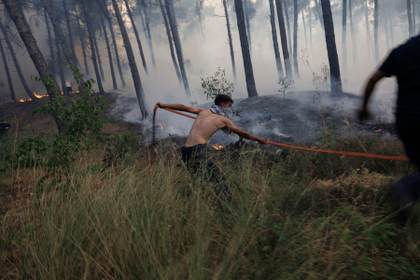 Hallan un niño calcinado en el incendio del norte de Grecia, la segunda víctima mortal