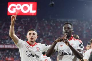 2-1. El Sevilla respira hondo ante un Atlético con la cabeza en otras cosas