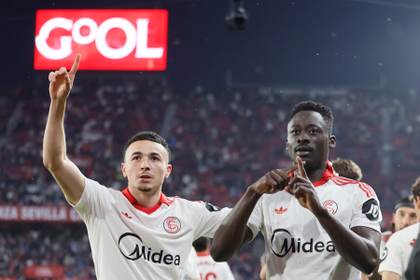 2-1. El Sevilla respira hondo ante un Atlético con la cabeza en otras cosas