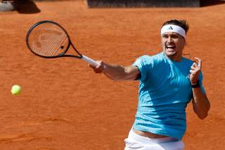 Zverev debuta con victoria y suspense ante Navone