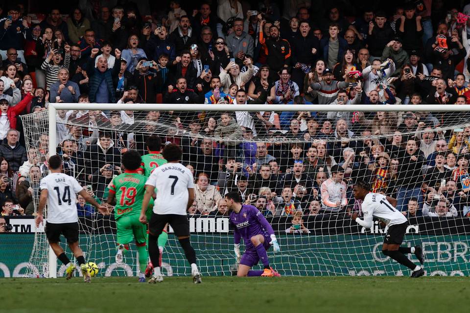 1-0. Ramazani da alas al Valencia desde el punto de penalti