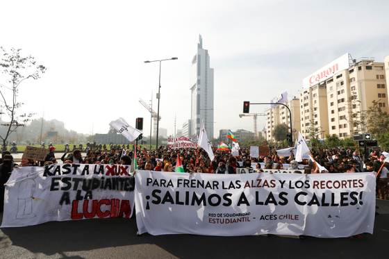 Estudiantes chilenos protestan contra el alza del costo de la vida y los recortes de Kast