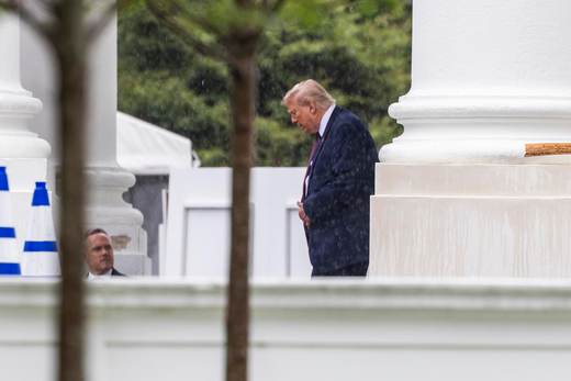 Trump amenaza con terminar las negociaciones si Irán cobra peajes en el estrecho de Ormuz