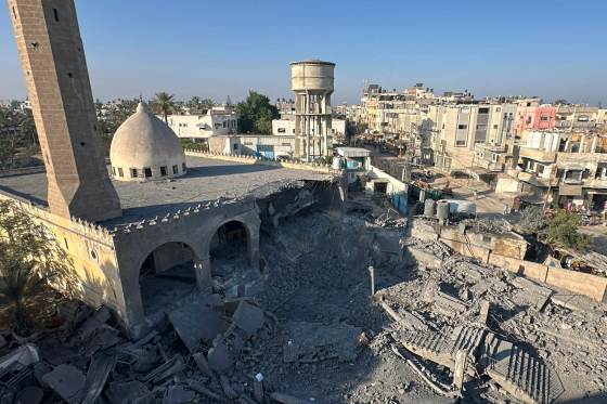 Voluntarios en Gaza intentan preservar el patrimonio de una mezquita atacada por Israel
