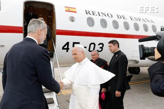 El rey vuelve a Madrid en un avión de la Fuerza Aérea tras despedir al papa en Tenerife