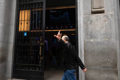La Bolsa de São Paulo mantiene fuertes pérdidas a media sesión tras la victoria de Lula